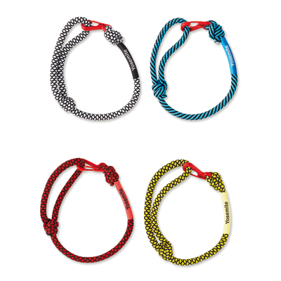 Bracelet réglable à cordon bicolore avec tube en caoutchouc imprimable et fermeture métallique.