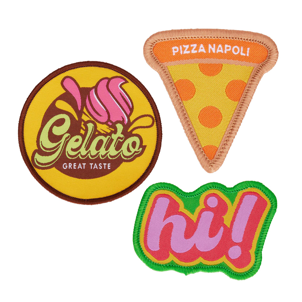 MPAT03 Écusson en polyester de forme personnalisée, avec bordure Merrow et logo tissé. publicitaire personnalisé - vue 1