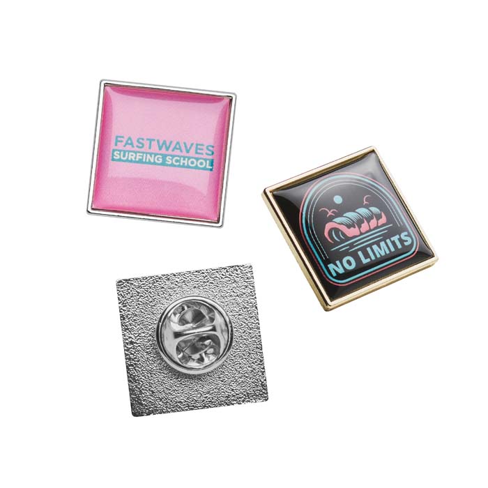 Pin's carré en métal avec doming