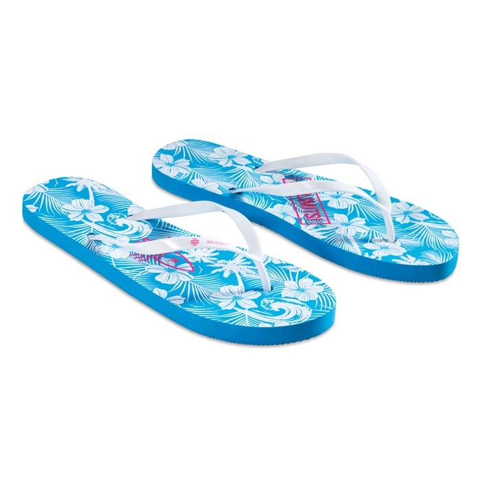 Tongs de plage à une seule couche avec votre logo estampé ou imprimé sur la semelle. La quantité minimum de commande (MOQ) est de 500 paires par design et taille.