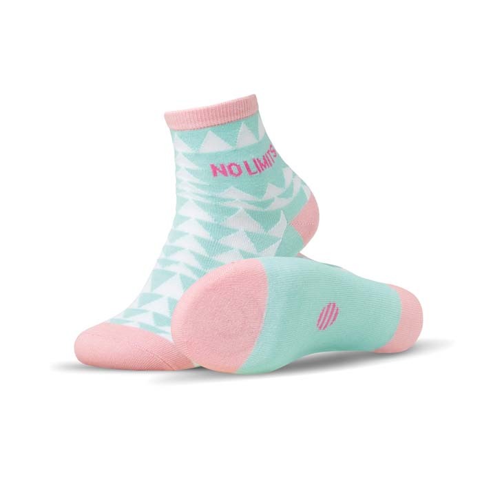Chaussettes en coton Jacquard. Le MOQ est de 50 paires par taille.