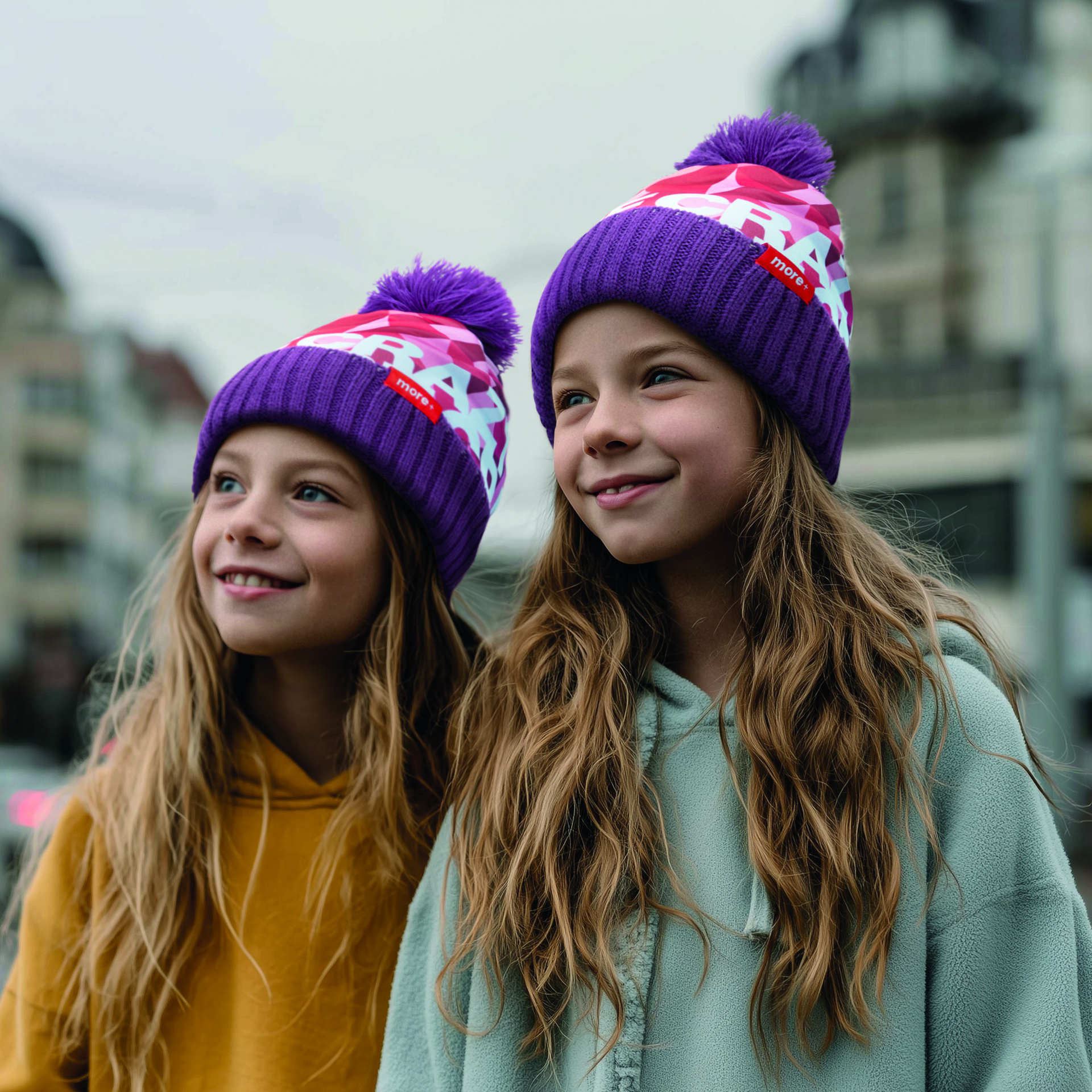 MW1032 Bonnet en polyester coloré avec intérieur en acrylique, pompon et bord côte 2*1. publicitaire personnalisé - vue 2