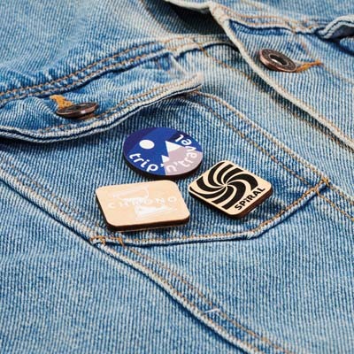 MBDG02 Épinglette en bois forme carrée avec fermeture par épingle de sûreté publicitaire personnalisé - vue 5